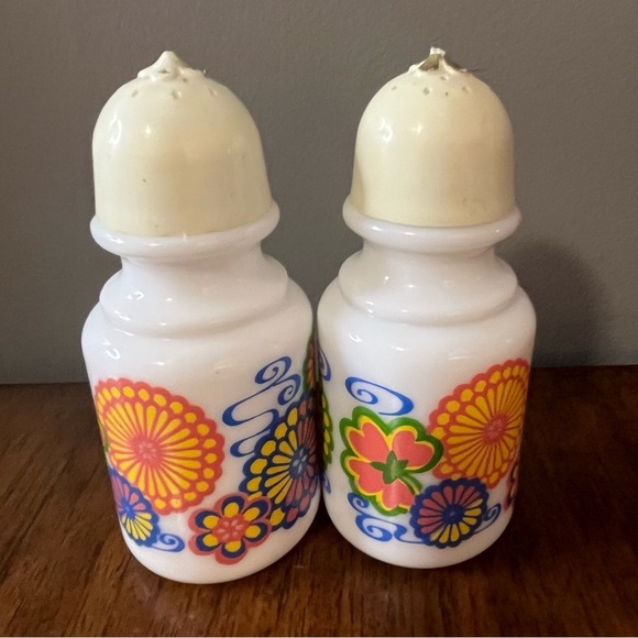 Vintage Avon milk glass Floral Salt and Pepper Shakers. - Picture 5 of 6
